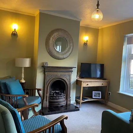 Demeter Nyaraló Whitby